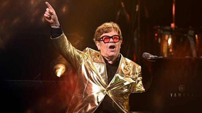 Danh ca Elton John mất thị lực một bên mắt