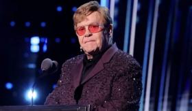 Danh ca Elton John mất thị lực một bên mắt