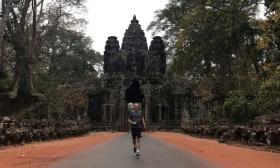 Bắt chước trò Temple Run, du khách chạy nhảy ở đền Angkor gây tranh cãi dữ dội  第1张