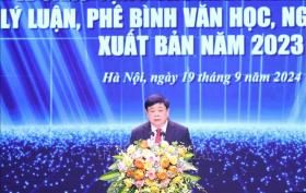 Chăm lo bồi dưỡng, xây dựng đội ngũ lý luận, phê bình