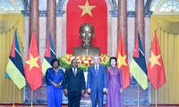  Phu nhân Tổng Bí thư, Chủ tịch nước Tô Lâm cùng thống Mozambique trải nghiệm làm tranh sơn mài 第9张