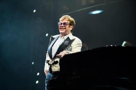 Elton John suy giảm thị lực do nhiễm trùng mắt 