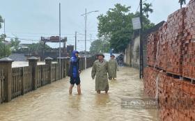 Thanh Hóa: Người dân Hậu Lộc đùm bọc nhau khi lũ sông Lèn đổ về gây ngập lụt  第1张