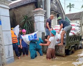 Thanh Hóa: Người dân Hậu Lộc đùm bọc nhau khi lũ sông Lèn đổ về gây ngập lụt  第2张