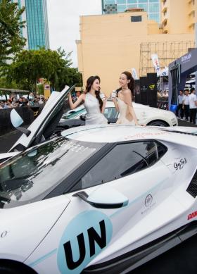 Người đẹp Việt thưởng thức cafe Trung Nguyên Legend tại Gumball 3000