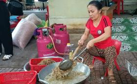 Cận cảnh: Nông dân Nghệ An làm cá cơm rim lạc, đỏ lửa nấu bánh chưng gửi đồng bào vùng lũ miền Bắc