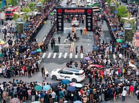  Công ty nào đứng sau dàn xe điện VinFast đưa đón sao quốc tế tại Gumball 3000? 