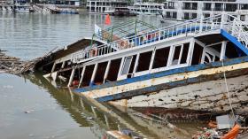 Quảng Ninh: Giá trục vớt tàu du lịch gần trăm triệu đồng, nhưng hơn 20 tàu vẫn ngâm nước biển