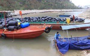 Quảng Ninh: Giá trục vớt tàu du lịch gần trăm triệu đồng, nhưng hơn 20 tàu vẫn ngâm nước biển