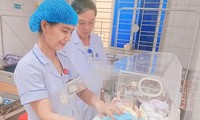  Xót xa lý do người mẹ bỏ con vào thùng xốp rồi thả trôi sông 