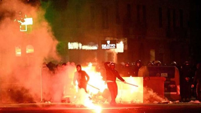  Bạo lực kinh hoàng ở bóng đá Italia: Hooligan tấn công cảnh sát bằng gậy bóng chày 