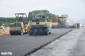 Công nhân thi công xuyên đêm trên cao tốc Quảng Ngãi - Hoài Nhơn