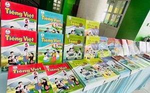 Trường học thành nơi trú náu, thầy cô góp tay nấu nướng ngày mưa lũ