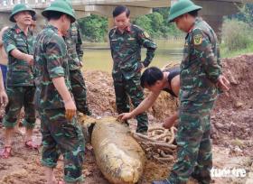 Trục vớt quả bom còn sót lại sau chiến tranh đưa đi hủy nổ