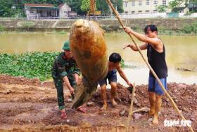 Trục vớt quả bom còn sót lại sau chiến tranh đưa đi hủy nổ