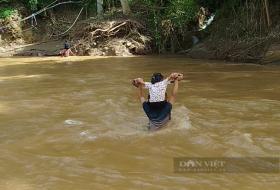 Sơn La: Xót xa cảnh hàng trăm phụ huynh liều mình cõng con vượt suối dữ tựu trường