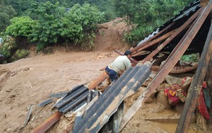 Sơn La: Xót xa cảnh hàng trăm phụ huynh liều mình cõng con vượt suối dữ tựu trường