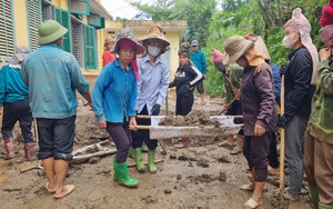 Sơn La: Xót xa cảnh hàng trăm phụ huynh liều mình cõng con vượt suối dữ tựu trường