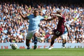  Haaland lập hat-trick trước Ipswich Town, Man City chiếm ngôi đầu Ngoại hạng