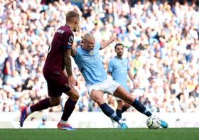  Haaland lập hat-trick trước Ipswich Town, Man City chiếm ngôi đầu Ngoại hạng