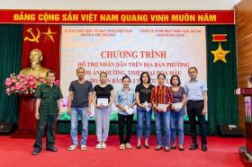  Ciputra Hanoi hỗ trợ các hộ gia đình phường Phú Thượng gặp khó khăn thiệt hại nặng sau bão Yagi 