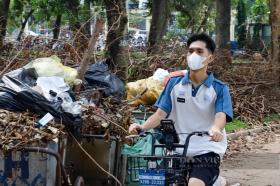 Công nhân cưa mòn cả lưỡi xích, công viên ở Hà Nội vẫn la liệt cây đổ do bão số 3  第13张