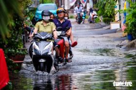 Hẻm ở quận Bình Tân lại ngập tới đầu gối, học sinh lội nước thối tan trường