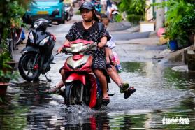 Hẻm ở quận Bình Tân lại ngập tới đầu gối, học sinh lội nước thối tan trường