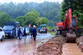 Sạt lở làm &quot;tê liệt&quot; nhiều tuyến đường huyết mạch ở Điện Biên