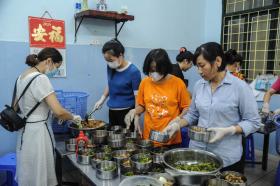 Thầy cô Trường Tiểu học Lê Quý Đôn gieo mầm yêu thương từ những bữa cơm 0 đồng  第40张