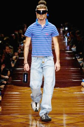 Con trai David Beckham lần đầu catwalk 