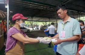 “Vượt nắng, thắng mưa” nấu hơn nghìn suất ăn miễn phí tặng bệnh nhân gặp khó khăn