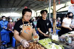 “Vượt nắng, thắng mưa” nấu hơn nghìn suất ăn miễn phí tặng bệnh nhân gặp khó khăn  第36张