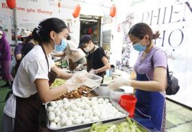 “Vượt nắng, thắng mưa” nấu hơn nghìn suất ăn miễn phí tặng bệnh nhân gặp khó khăn  第37张