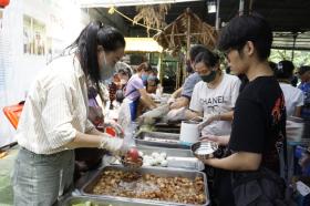 “Vượt nắng, thắng mưa” nấu hơn nghìn suất ăn miễn phí tặng bệnh nhân gặp khó khăn  第46张