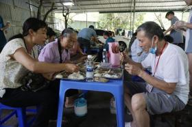 “Vượt nắng, thắng mưa” nấu hơn nghìn suất ăn miễn phí tặng bệnh nhân gặp khó khăn  第47张