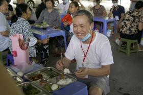 “Vượt nắng, thắng mưa” nấu hơn nghìn suất ăn miễn phí tặng bệnh nhân gặp khó khăn  第49张