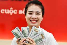 Giá USD tự do lao dốc