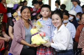 “Trao gấu bông - Đổi nụ cười&quot; tại Phiên Chợ Trái Tim: Tặng 500 suất quà đến tận tay bệnh nhi  第31张