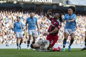 Vì sao Ederson ở lại Man City? 