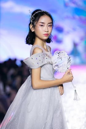 Mẫu teen Sarah Trần tỏa sáng tại Destination Runway Fashion Week 2024