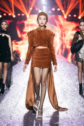 Mẫu teen Sarah Trần tỏa sáng tại Destination Runway Fashion Week 2024