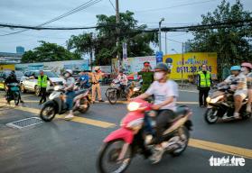 Đường Nguyễn Tất Thành mỗi chiều ô tô chiếm 2 hàng, xe máy leo vỉa hè